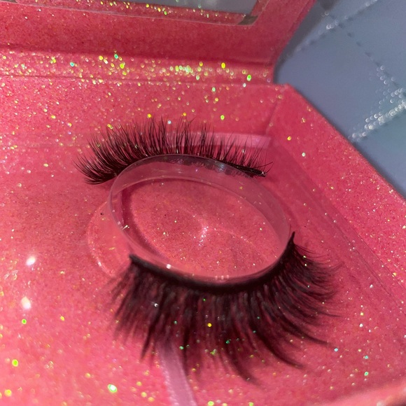 Lashes in glitter boxes ✨ - Picture 3 of 6